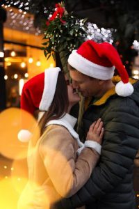 bacio sotto il vischio due persone che si baciano