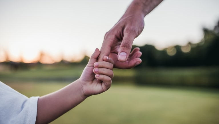 Padre che tiene la manina della figlia