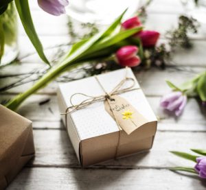 regalo festa dei nonni fiori con scatola fiocco e bigliettino