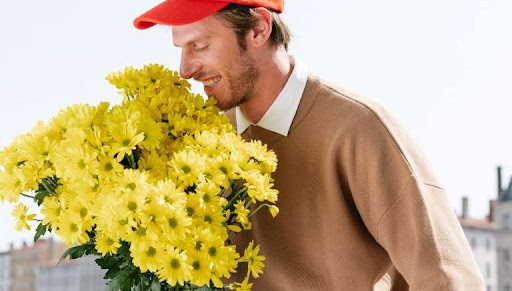 bouquet di fiori gialli regalati ad un uomo