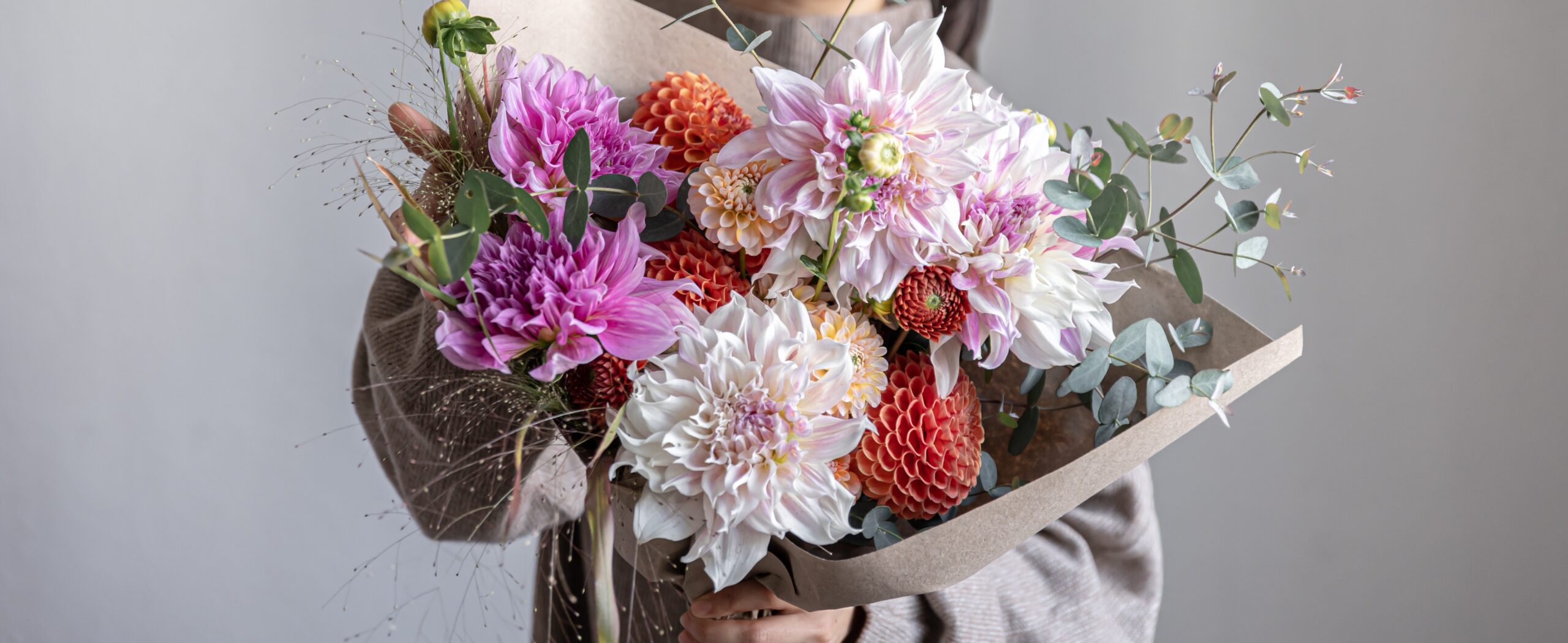 Bouquet di crisantemi colorati tenuto in mano da una ragazza