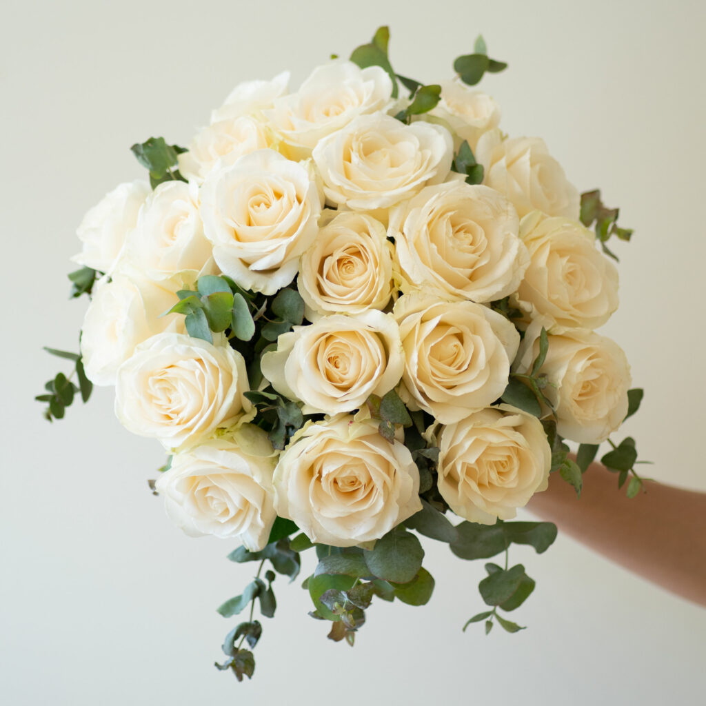 Bouquet di rose bianche 
per una nascita