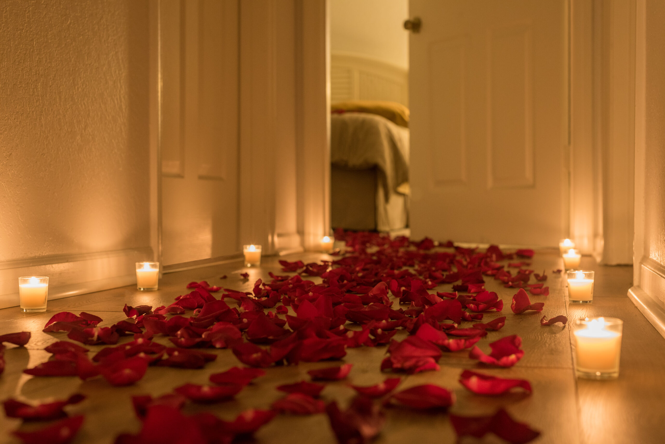 Ingresso della camera da letto con petali di rose rosse per San Valentino