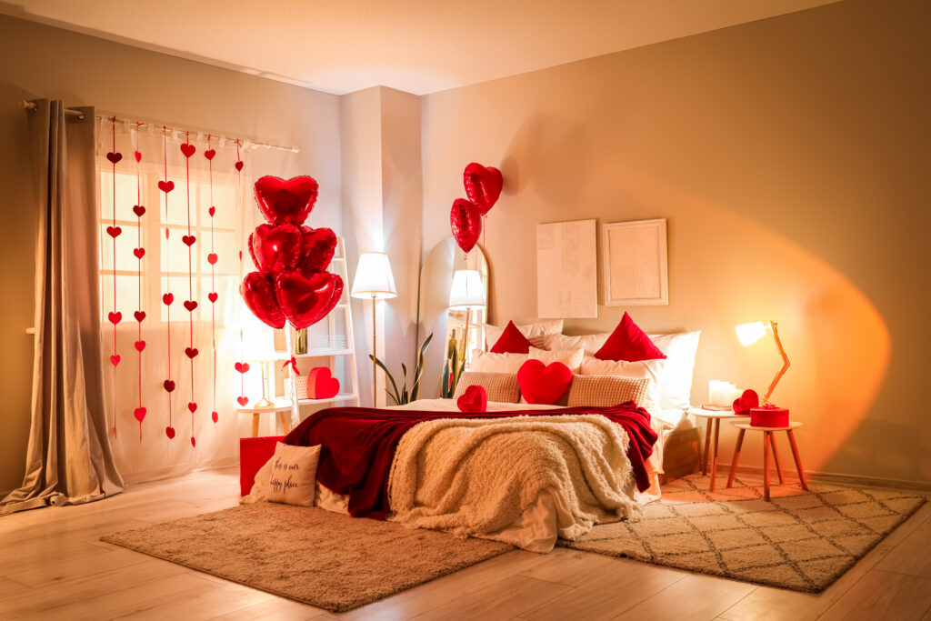 Camera da letto con luci soffuse decorata per San Valentino