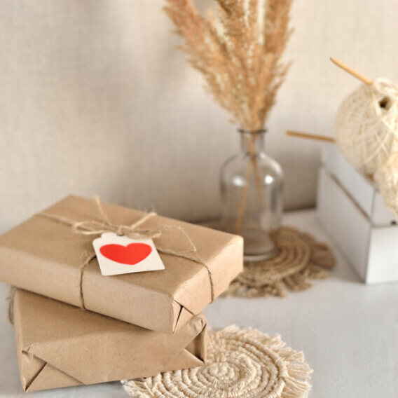 pacchetto regalo con una lettera di san valentino sopra
