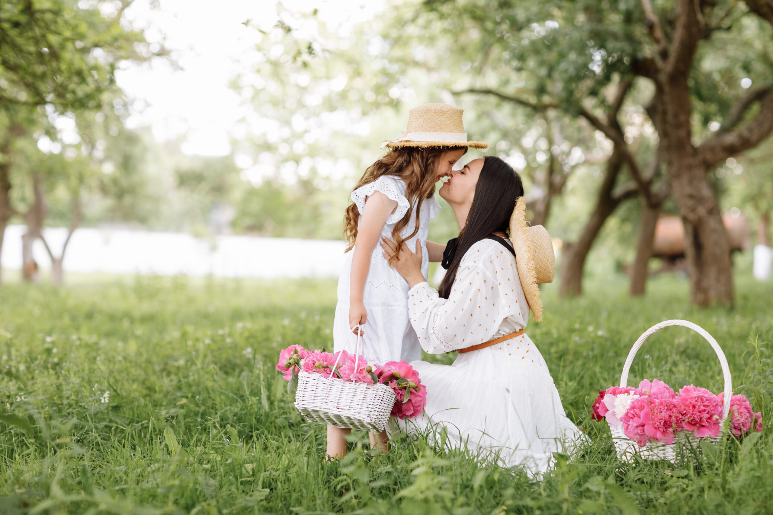 mamma e figlia con cestini da picnic in giardino
