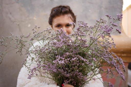 Fiori autunnali perenni, bouquet viola in mano di una ragazza