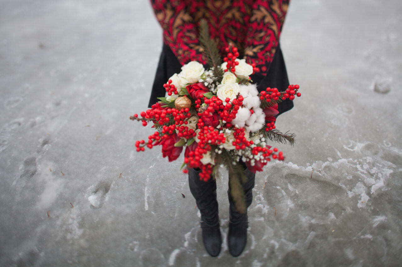I migliori fiori invernali per il tuo balcone bouquet con fiori rossi e bianchi tenuti in mano