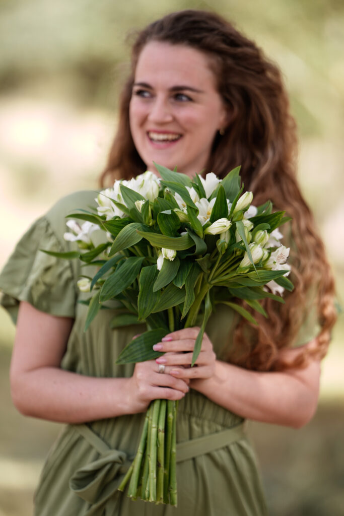 ragazza che tiene in mano un bouquet di alstroemerie