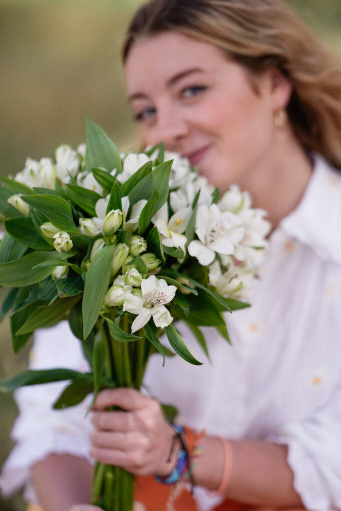 Ragazza che tiene in mano un bouquet di alstroemerie