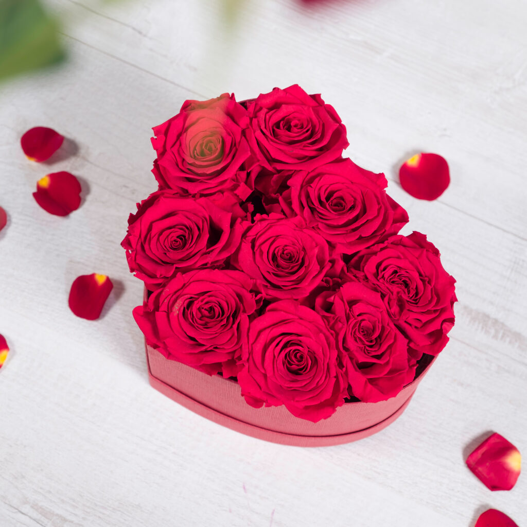 Rose stabilizzate rosse in confezione a forma di cuore.