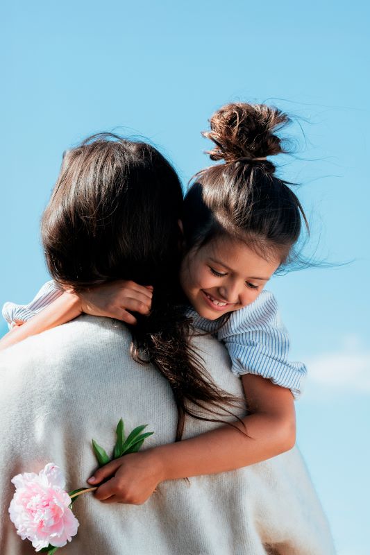 bambina che ringrazia la mamma