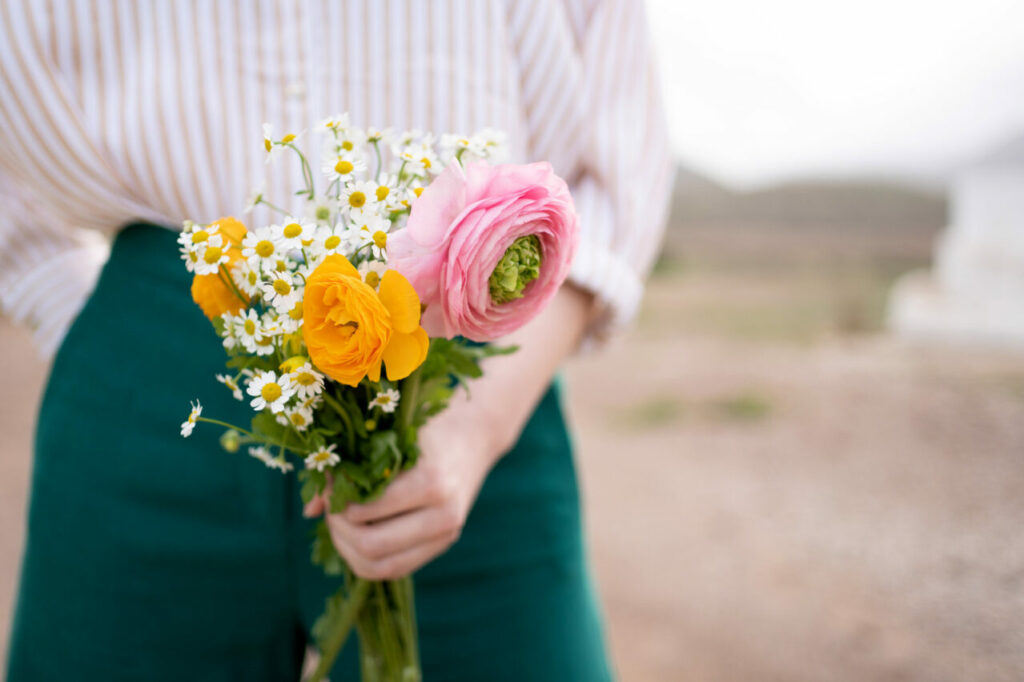 bouquet di fiori misti tenuti in mano da una ragazza