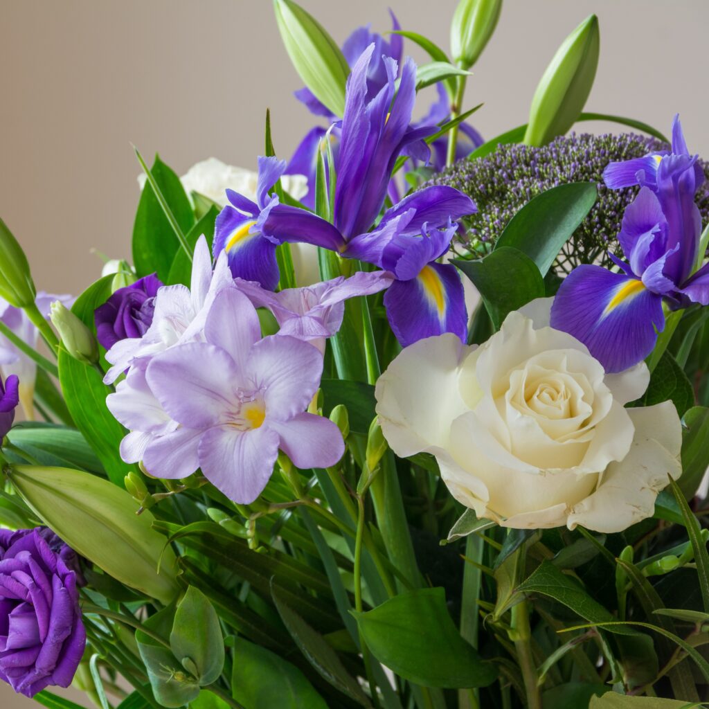 bouquet con iris e rose bianche