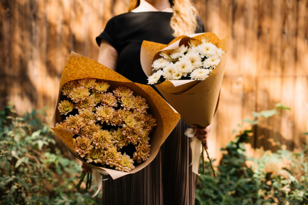 Piante e fiori per fioriere cosa mettere nelle fioriere in autunno bouquet fiori arancioni e bianco