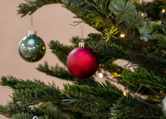 Albero di Natale con decorazioni