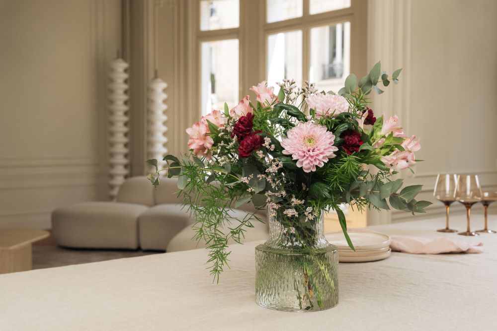 Decorazione con fiori per la tavola di San Valentino