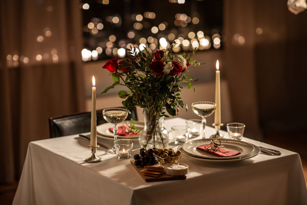 Decorazione romantica per la tavola per San Valentino