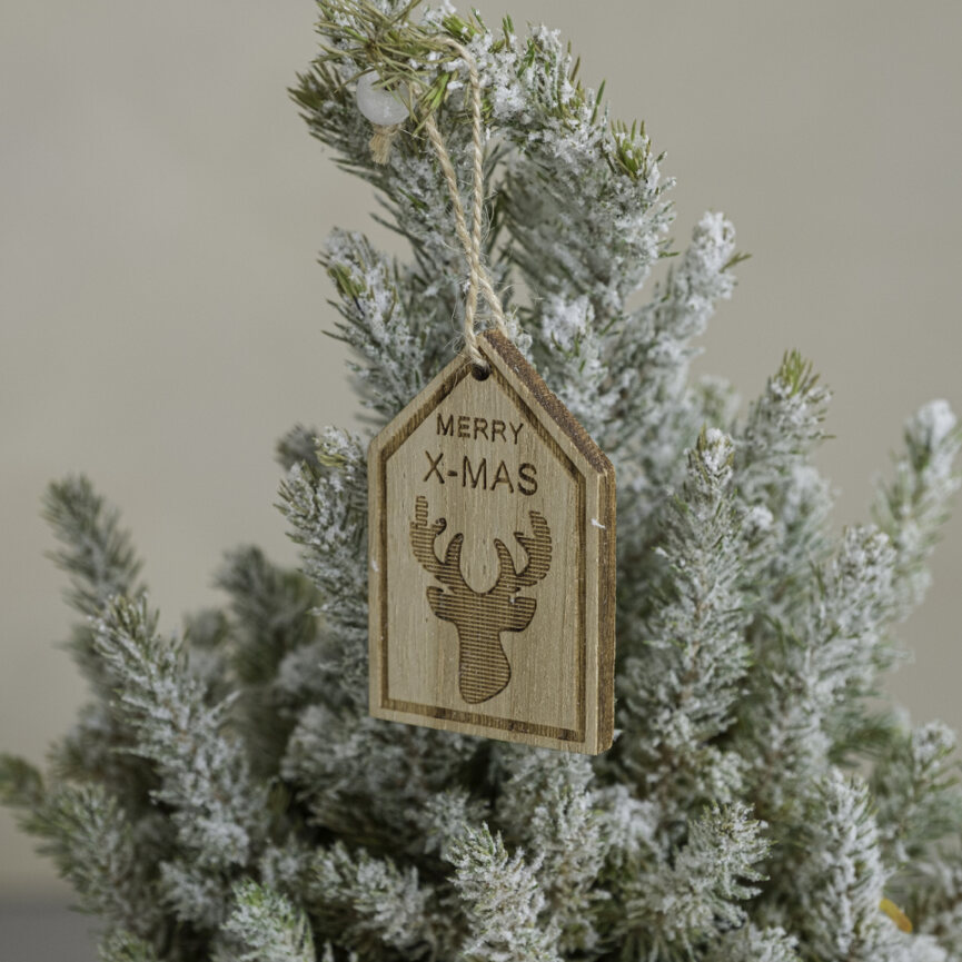 Decorazione naturale in legno con un'incisione per l'albero di Natale