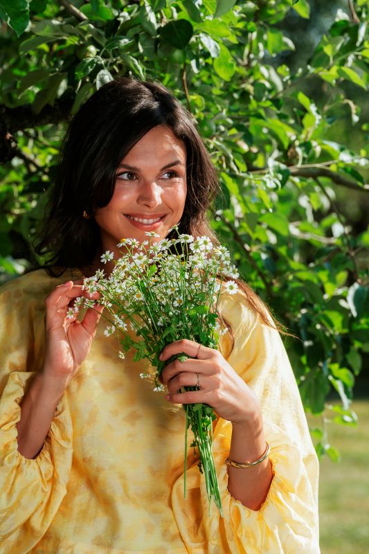 donna con un mazzo di fiori di campo