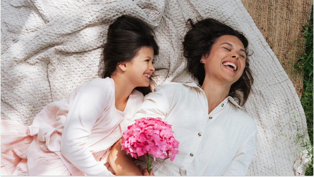 madre e figlia che ridono