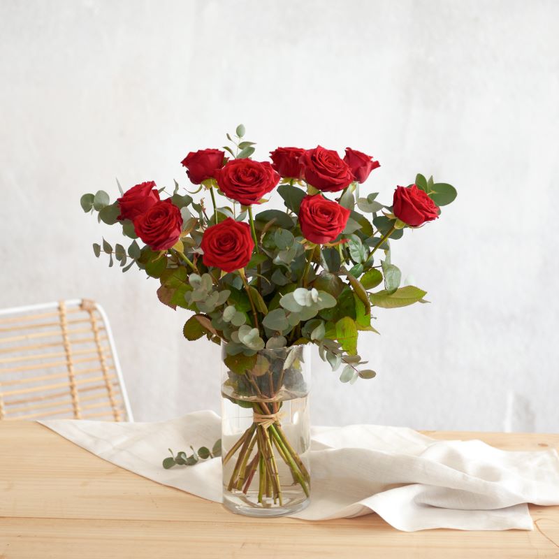 Mazzo di rose rosse in vaso