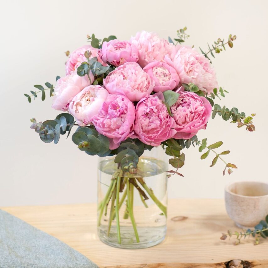 bouquet di peonie rosa in vaso trasparente