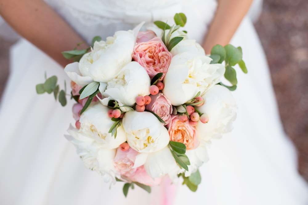 Bouquet da sposa di peonie bianche e rosa.