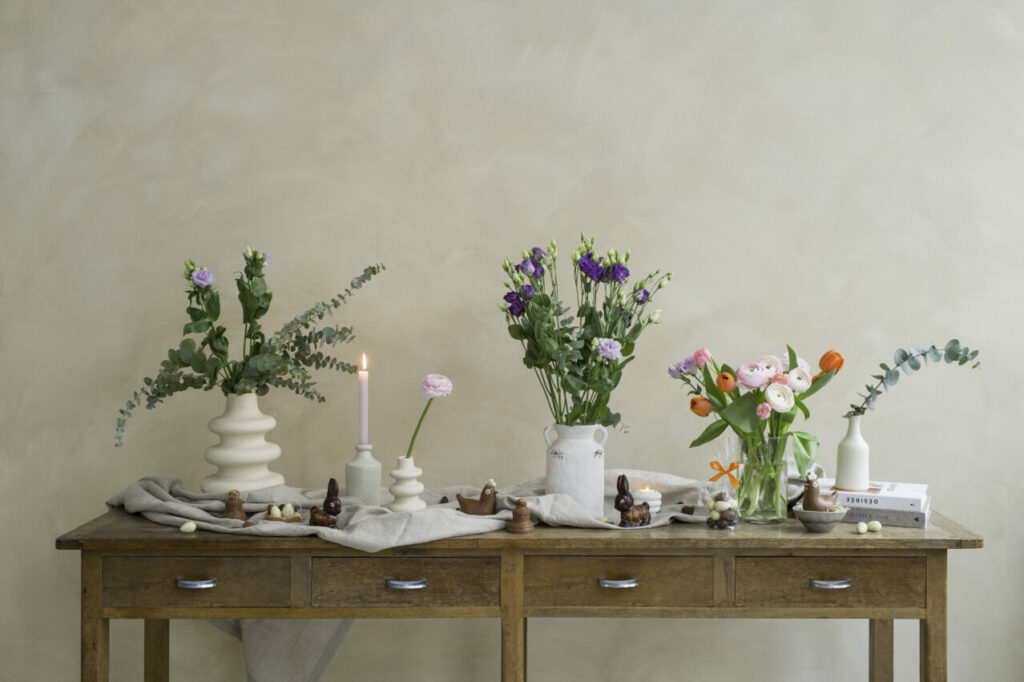 decorare il tavolo di pasqua con bouquet di fiori colorati in vaso