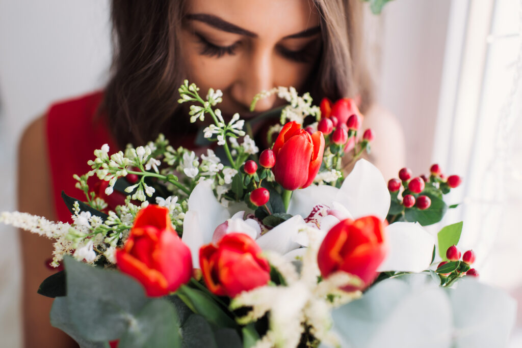 Donna che tiene in mano un bouquet di tulipani rossi